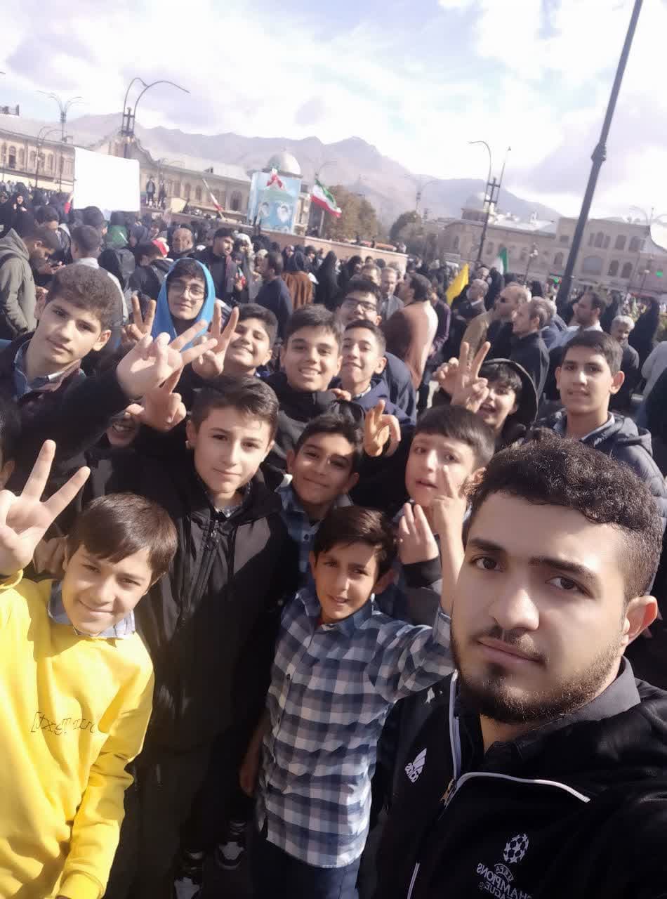 حضور دانش آموزان در اجتماع ۱۳ آبان